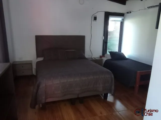 Dormitorio con cama matrimonial y cama individual en habitación de Mi Casa
