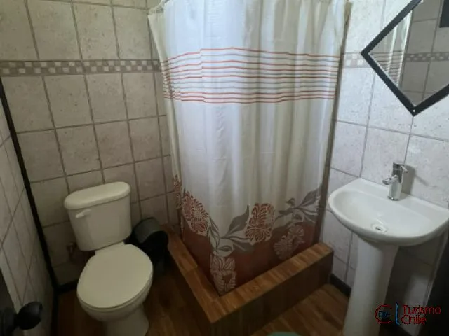 Baño completo con ducha y lavamanos en cabaña de Cabañas Mi Casa